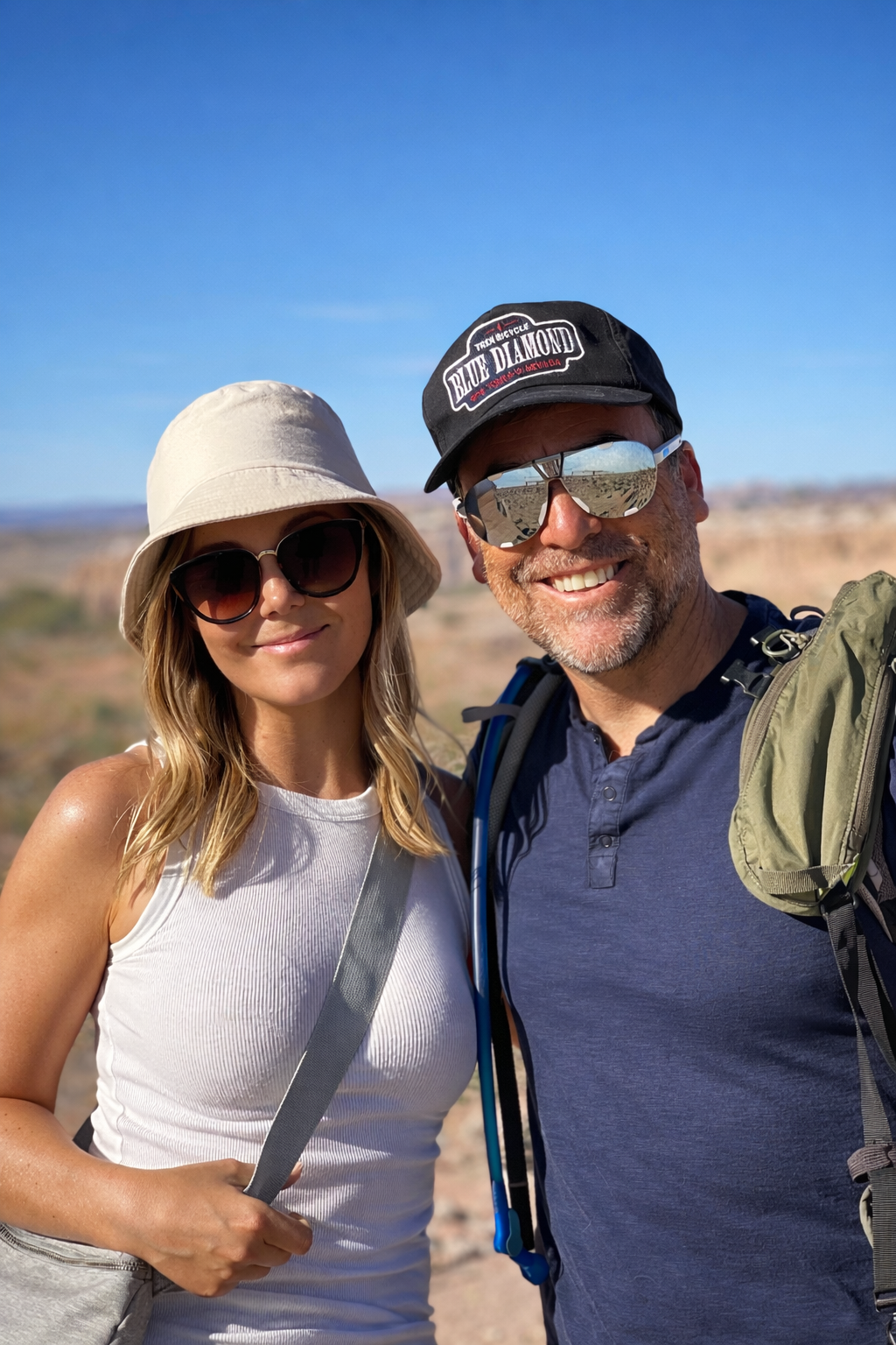 David y una acompañante al aire libre en el desierto
